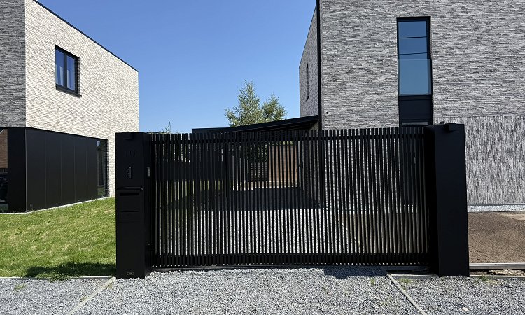 Schuifpoort met lamellen, pakket en brievenbus — Mol