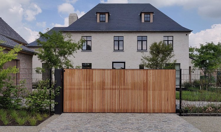 Design schuifpoort stalen kader met Afzelia bekleding - Sint-Lambrechts-Herk