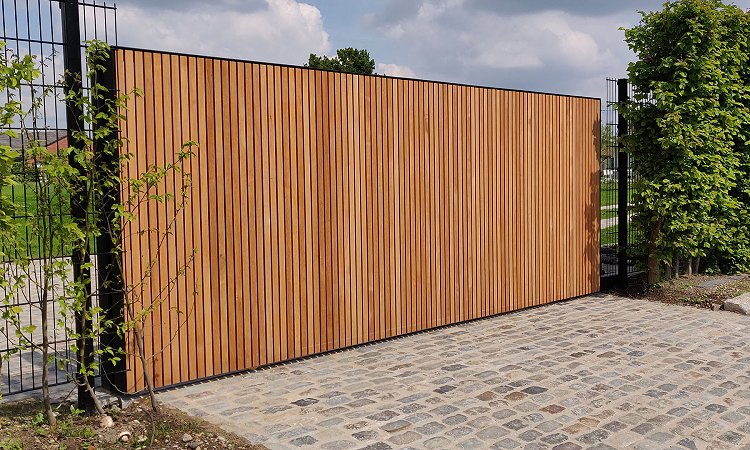 Design schuifpoort stalen kader met Afzelia bekleding - Sint-Lambrechts-Herk
