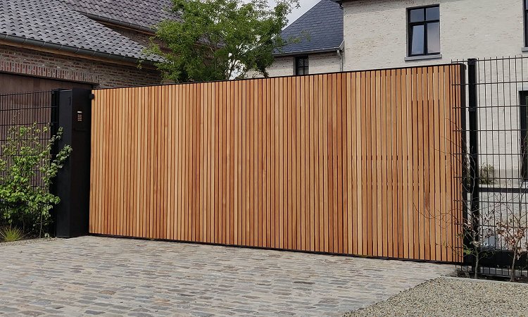 Design schuifpoort stalen kader met Afzelia bekleding - Sint-Lambrechts-Herk
