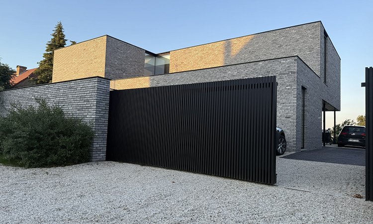Aluminium schuifpoort op rail met kokers — Bilzen