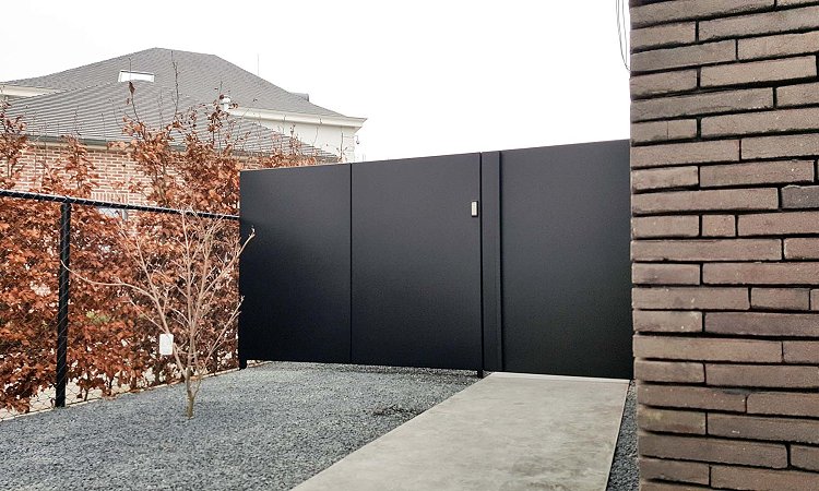 Strakke vleugelpoort bekleed met grote aluminium plaat te Zepperen