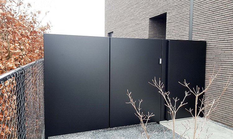 Strakke vleugelpoort bekleed met grote aluminium plaat te Zepperen