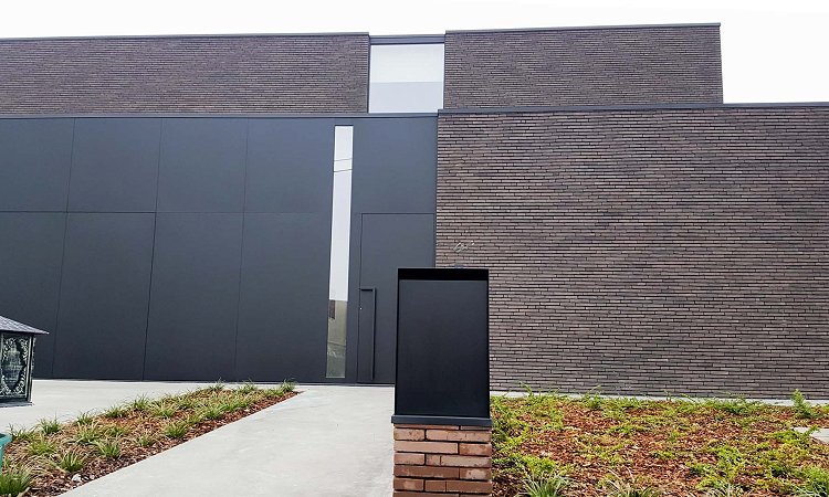 Strakke vleugelpoort bekleed met grote aluminium plaat te Zepperen