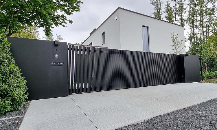 High-end schuifpoort met brede panelen |  Lamellen open
