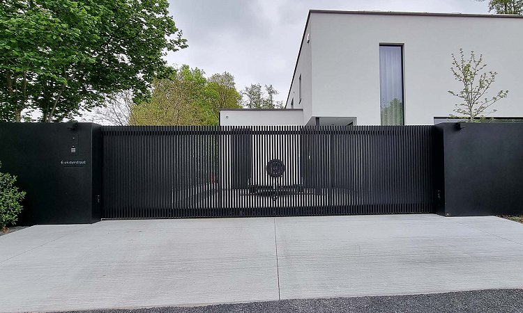 High-end schuifpoort met brede panelen |  Lamellen open