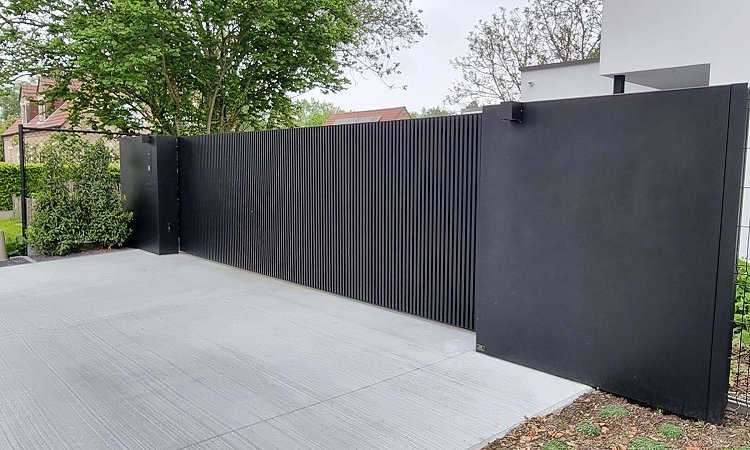 High-end schuifpoort met brede panelen |  Lamellen open
