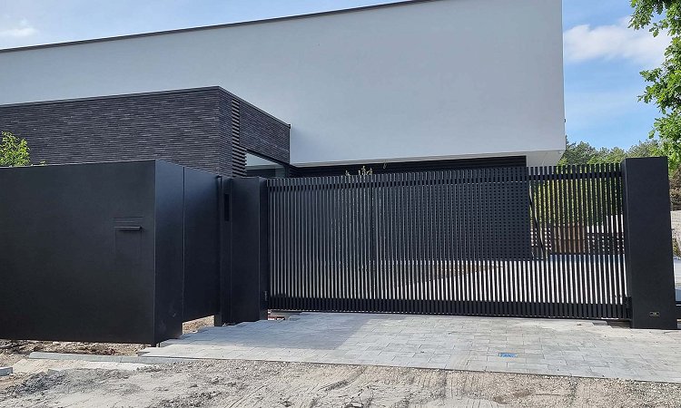 Aluminium schuifpoort open lamellen met pakketvak - Lamellen open