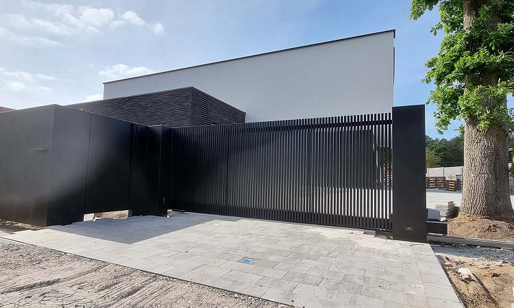 Aluminium schuifpoort open lamellen met pakketvak - Lamellen open