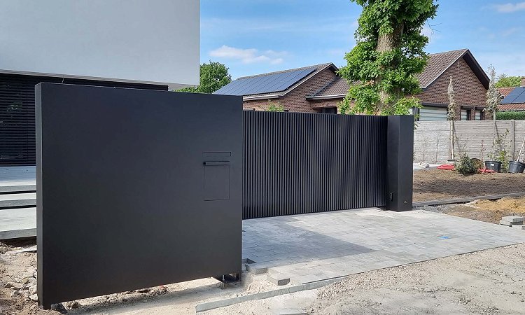 Aluminium schuifpoort open lamellen met pakketvak - Lamellen open