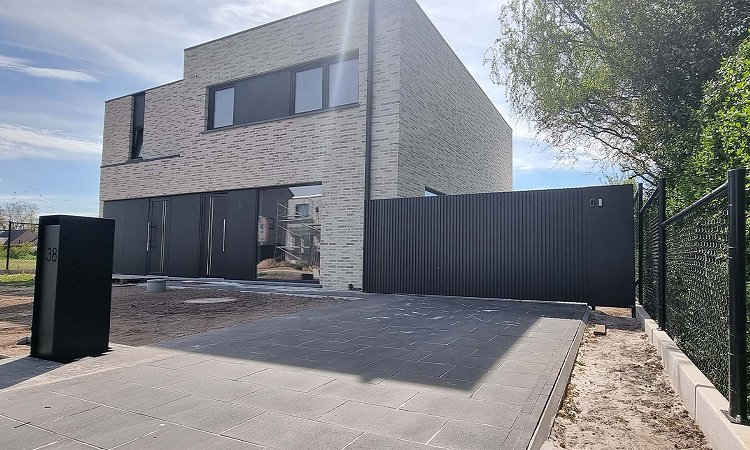 Aluminium schuifpoort open lamellen met vrijstaande pakketbrievenbus - Lamellen open