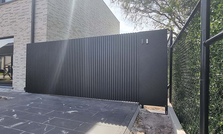 Aluminium schuifpoort open lamellen met vrijstaande pakketbrievenbus - Lamellen open