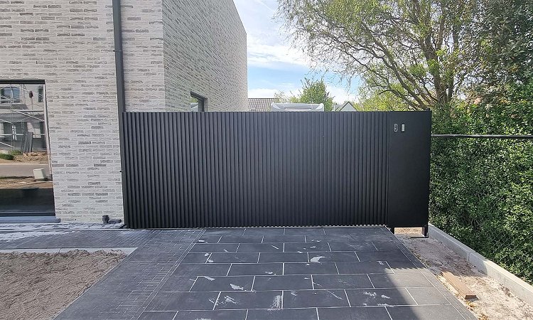 Aluminium schuifpoort open lamellen met vrijstaande pakketbrievenbus - Lamellen open