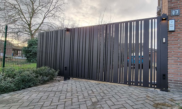 Aluminium vleugelpoort met verticale profielen - Model Cupro