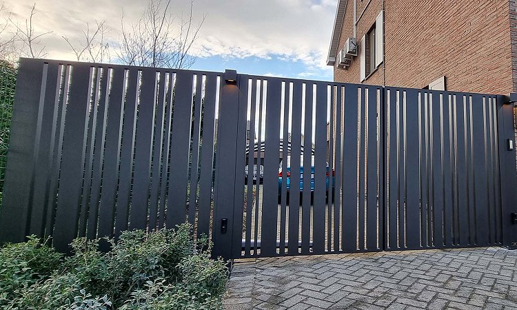 Aluminium vleugelpoort met verticale profielen - Model Cupro