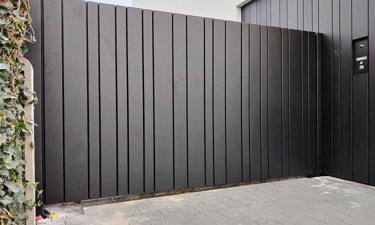 Strakke gesloten aluminium design poort uit lamellen motief - Zonhoven