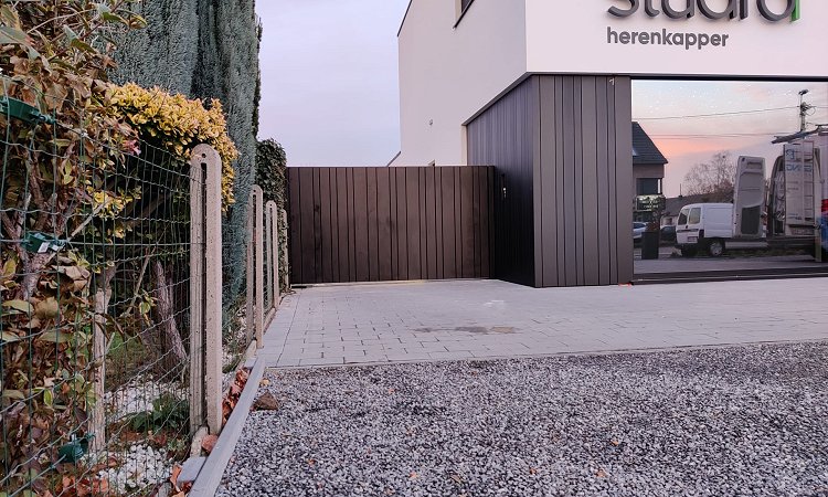 Strakke gesloten aluminium design poort uit lamellen motief - Zonhoven