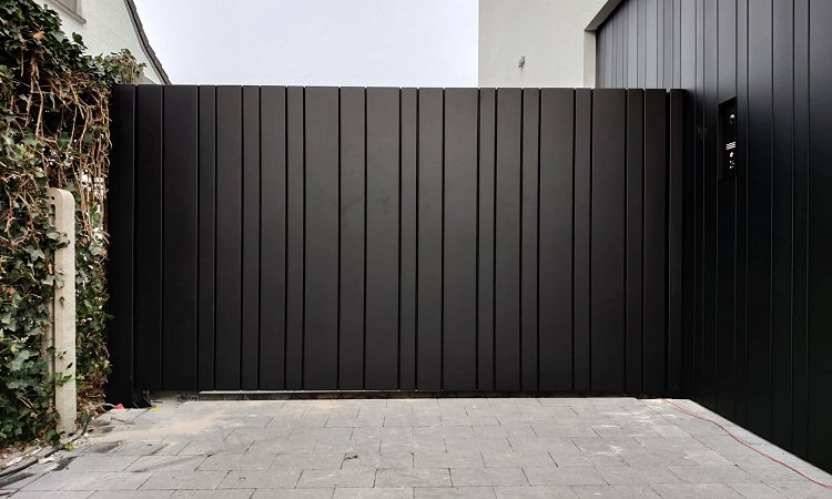Strakke gesloten aluminium design poort uit lamellen motief - Zonhoven
