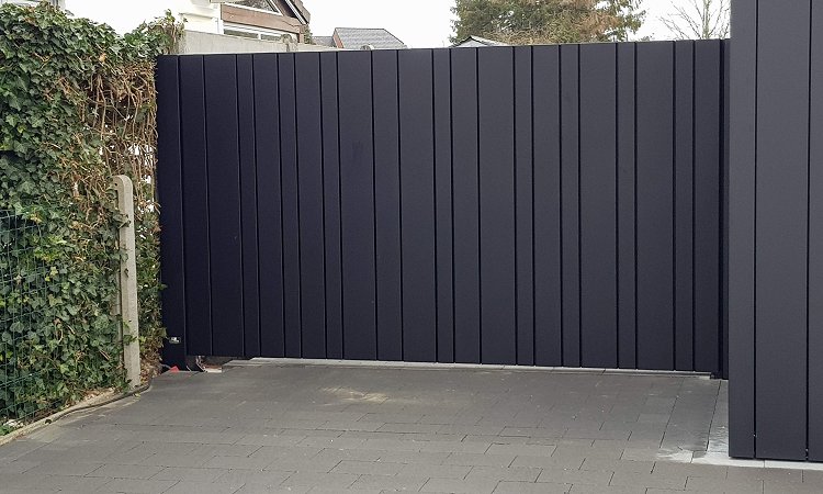 Strakke gesloten aluminium design poort uit lamellen motief - Zonhoven