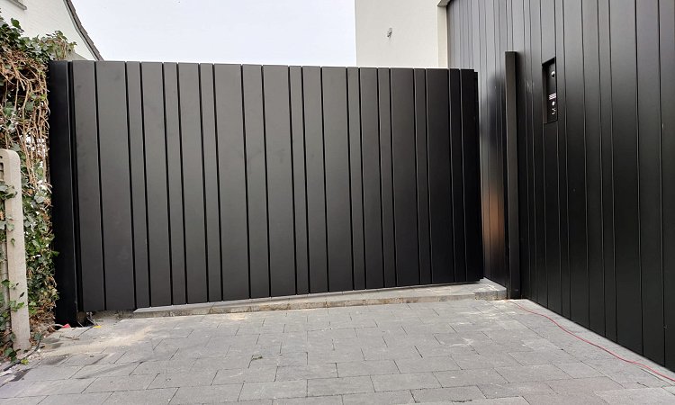 Strakke gesloten aluminium design poort uit lamellen motief - Zonhoven