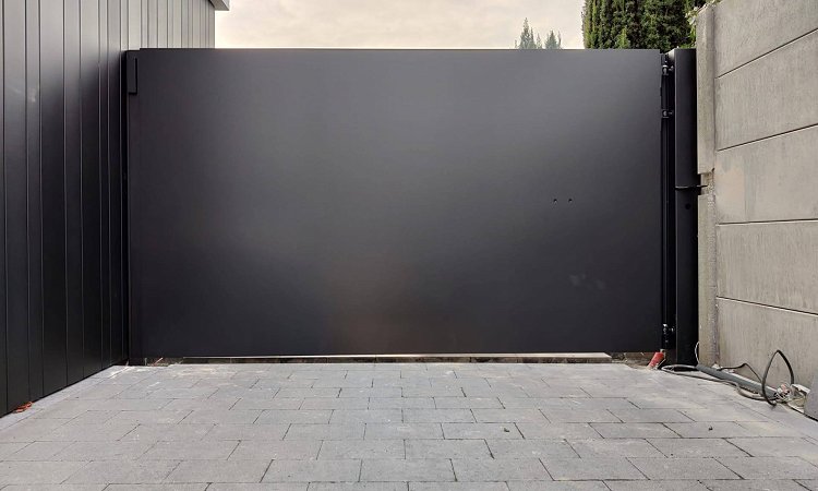 Strakke gesloten aluminium design poort uit lamellen motief - Zonhoven
