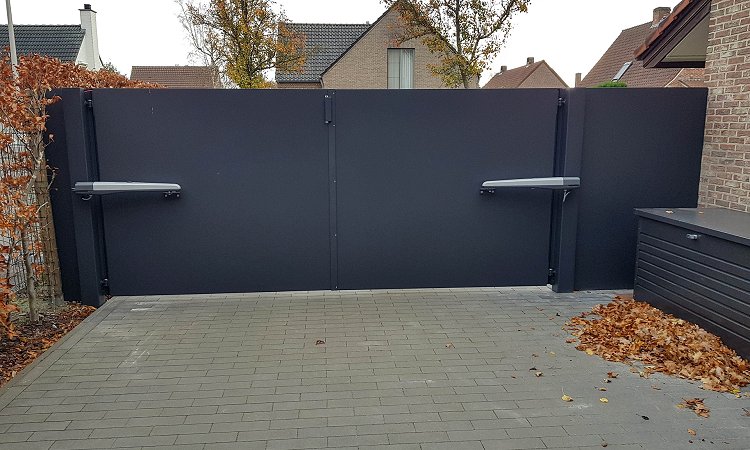 Aluminium vleugelpoort met vast stuk in stijl Lamels - Hasselt