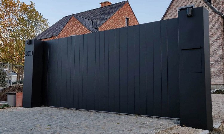 Exclusieve aluminium design poort op rail met pakketbrievenbus - Sint-truiden