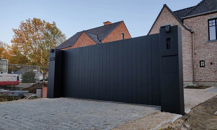 Exclusieve aluminium design poort op rail met pakketbrievenbus - Sint-truiden