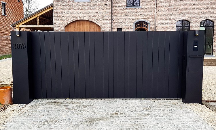 Exclusieve aluminium design poort op rail met pakketbrievenbus - Sint-truiden