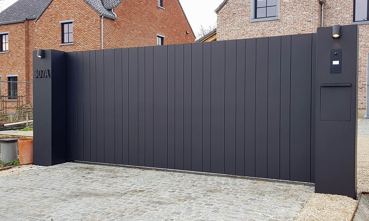 Exclusieve aluminium design poort op rail met pakketbrievenbus - Sint-truiden