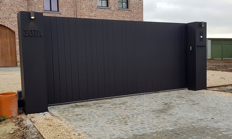 Exclusieve aluminium design poort op rail met pakketbrievenbus - Sint-truiden