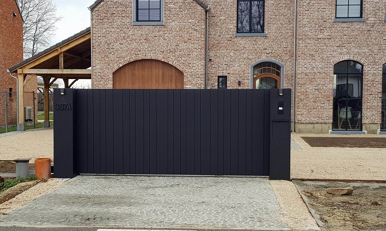 Exclusieve aluminium design poort op rail met pakketbrievenbus - Sint-truiden