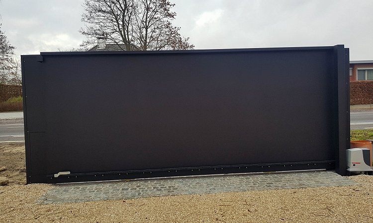 Exclusieve aluminium design poort op rail met pakketbrievenbus - Sint-truiden