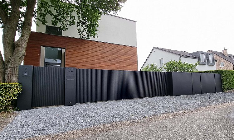 Design schuifpoort project met panelen en looppoort - Model Lamellen dicht
