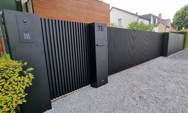 Design schuifpoort project met panelen en looppoort - Model Lamellen dicht