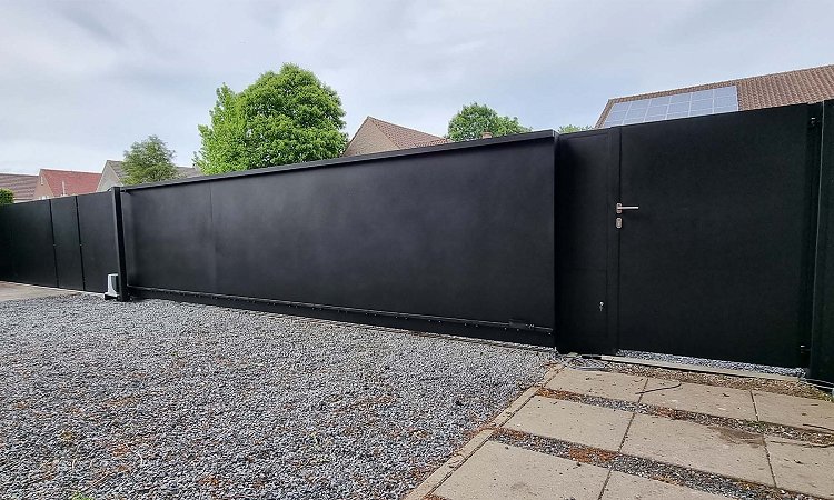 Design schuifpoort project met panelen en looppoort - Model Lamellen dicht