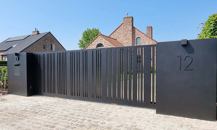 Zwarte aluminium schuifpoort met pakketvak en brede panelen - Model Cupro