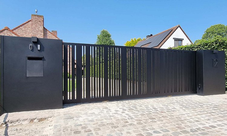 Zwarte aluminium schuifpoort met pakketvak en brede panelen - Model Cupro