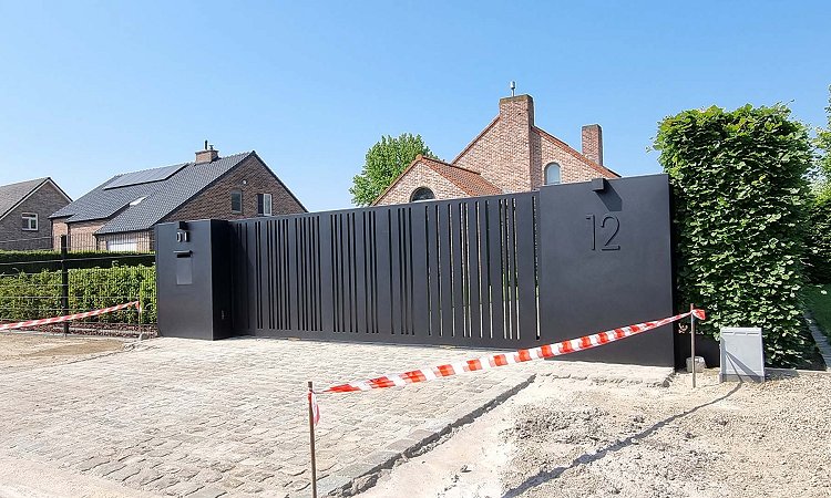Zwarte aluminium schuifpoort met pakketvak en brede panelen - Model Cupro