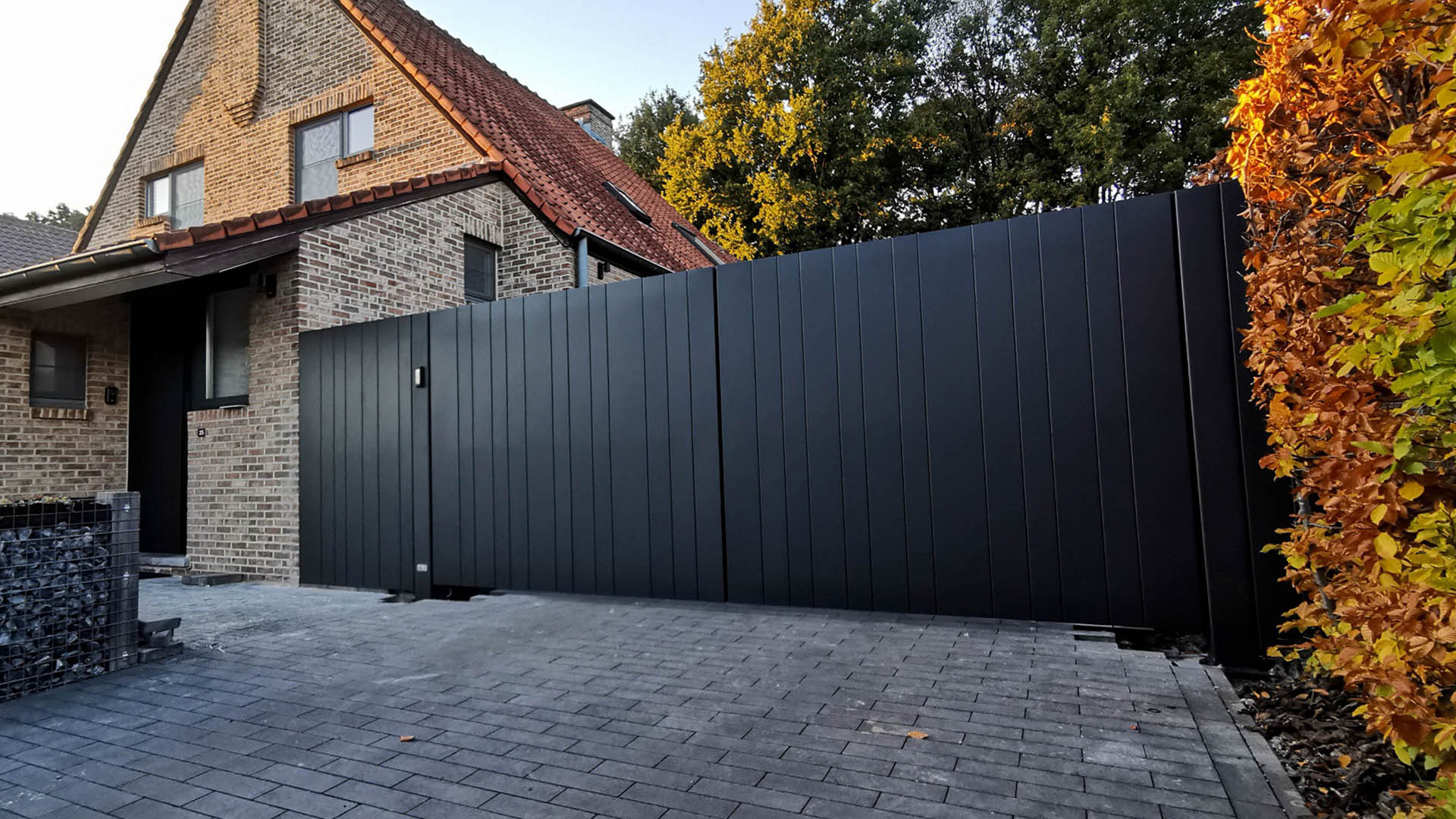 Aluminium vleugelpoort met vast stuk in stijl Lamels - Hasselt