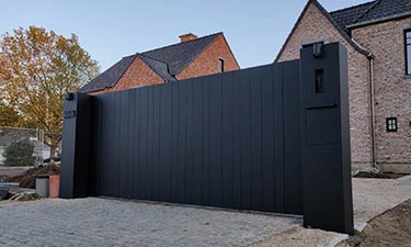 Exclusieve aluminium design poort op rail met pakketbrievenbus - Sint-truiden