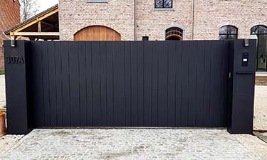 Exclusieve aluminium design poort op rail met pakketbrievenbus - Sint-truiden