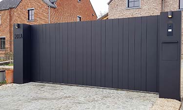 Exclusieve aluminium design poort op rail met pakketbrievenbus - Sint-truiden