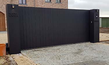 Exclusieve aluminium design poort op rail met pakketbrievenbus - Sint-truiden