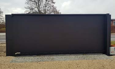 Exclusieve aluminium design poort op rail met pakketbrievenbus - Sint-truiden