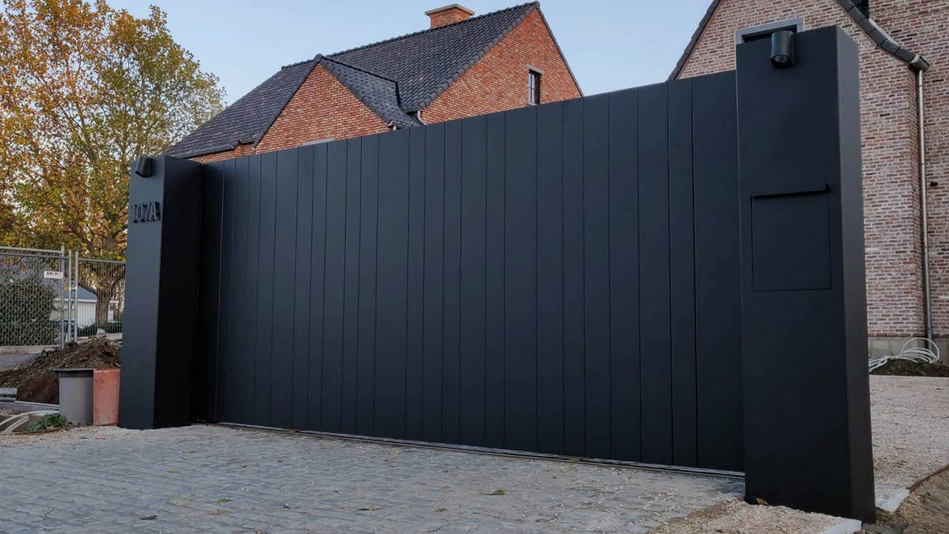 Exclusieve aluminium design poort op rail met pakketbrievenbus - Sint-truiden