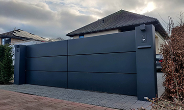 Aluminium schuifpoort in stijl Panels met brievenbus en symmetrisch paal - Hasselt