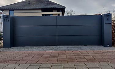 Aluminium schuifpoort in stijl Panels met brievenbus en symmetrisch paal - Hasselt