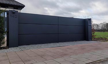 Aluminium schuifpoort in stijl Panels met brievenbus en symmetrisch paal - Hasselt