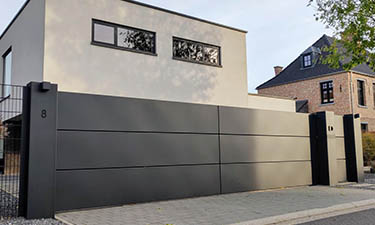 Moderne aluminium schuifpoort met looppoort en brievenbus - Lommel